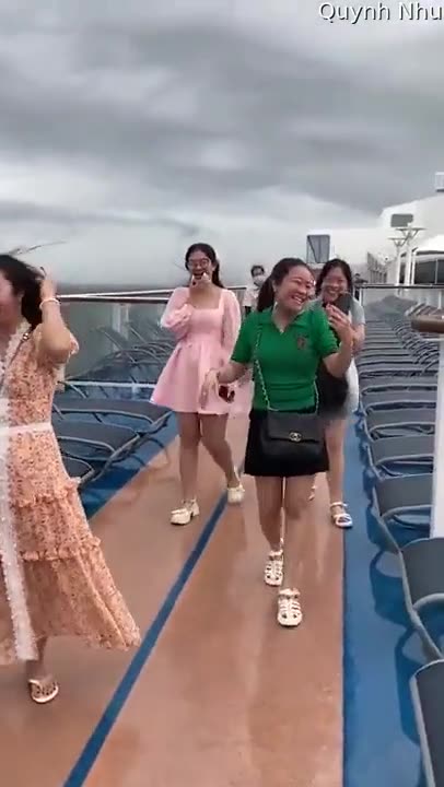 ΤΟΥΣ ΣΗΚΩΘΗΚΑΝ ΟΙ ΤΡΙΧΕΣ ΣΤΗΝ ΚΥΡΙΟΛΕΞΙΑ