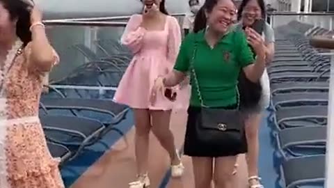 ΤΟΥΣ ΣΗΚΩΘΗΚΑΝ ΟΙ ΤΡΙΧΕΣ ΣΤΗΝ ΚΥΡΙΟΛΕΞΙΑ