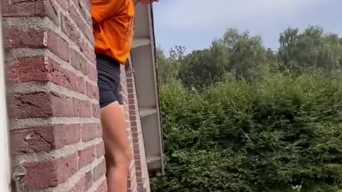 Girl_Jump_From_Window_to_Trampoline_Then_Bounce_Back_to_Same_Spot(720p)