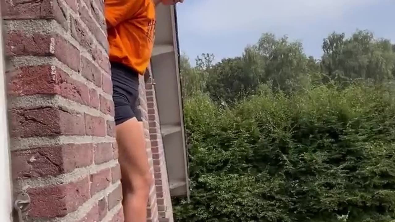 Girl_Jump_From_Window_to_Trampoline_Then_Bounce_Back_to_Same_Spot(720p)