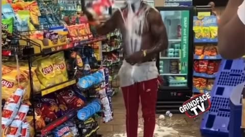 Man Try’s To Steel Someone’s Chain And Got Peppered Sprayed