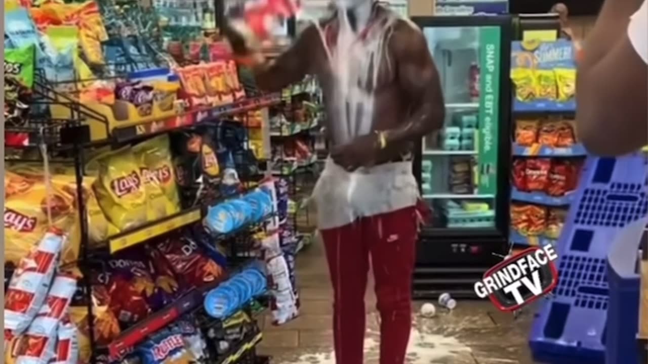 Man Try’s To Steel Someone’s Chain And Got Peppered Sprayed