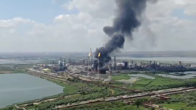 Explosion at Petromidia Oil refinery in Constanta Romania (Breaking News)