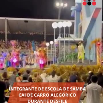 Integrante de escola de samba cai de carro alegórico durante desfile