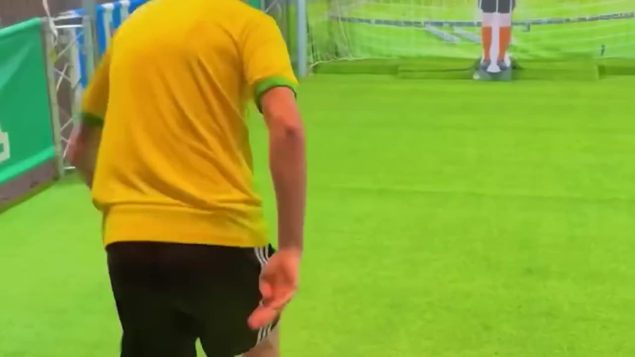 HUMAN VS ROBOT! ⚽️🤖