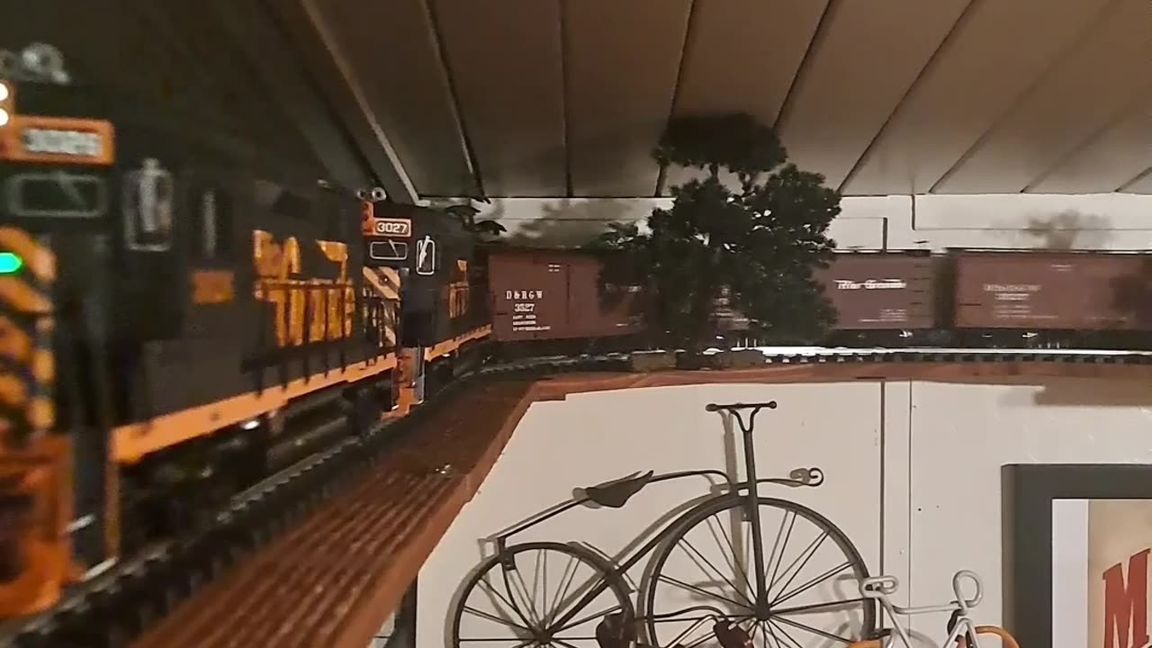 G scale shelf train