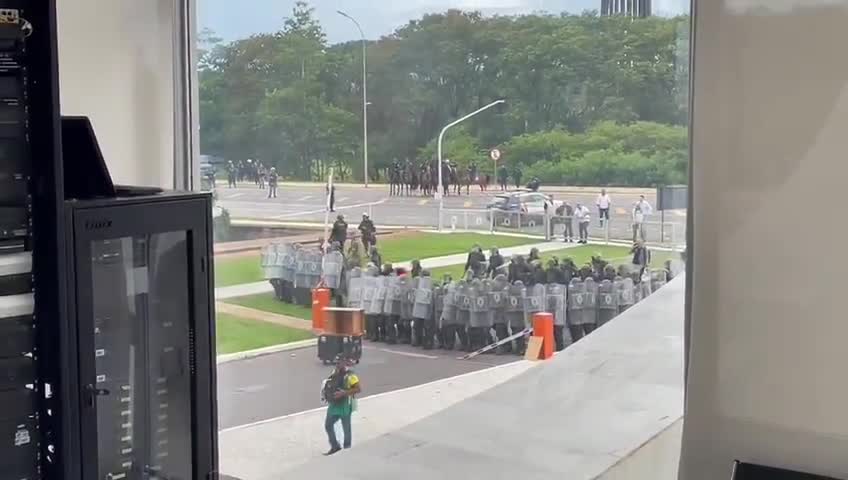 National Guard takes action to disperse and contain the demonstrations in the National Congress