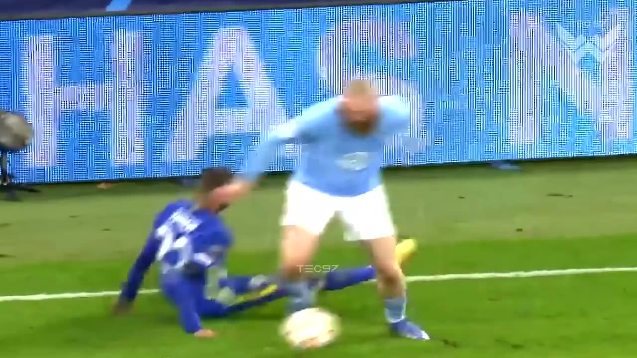 Football moments when 1 vs 1 isn't fair