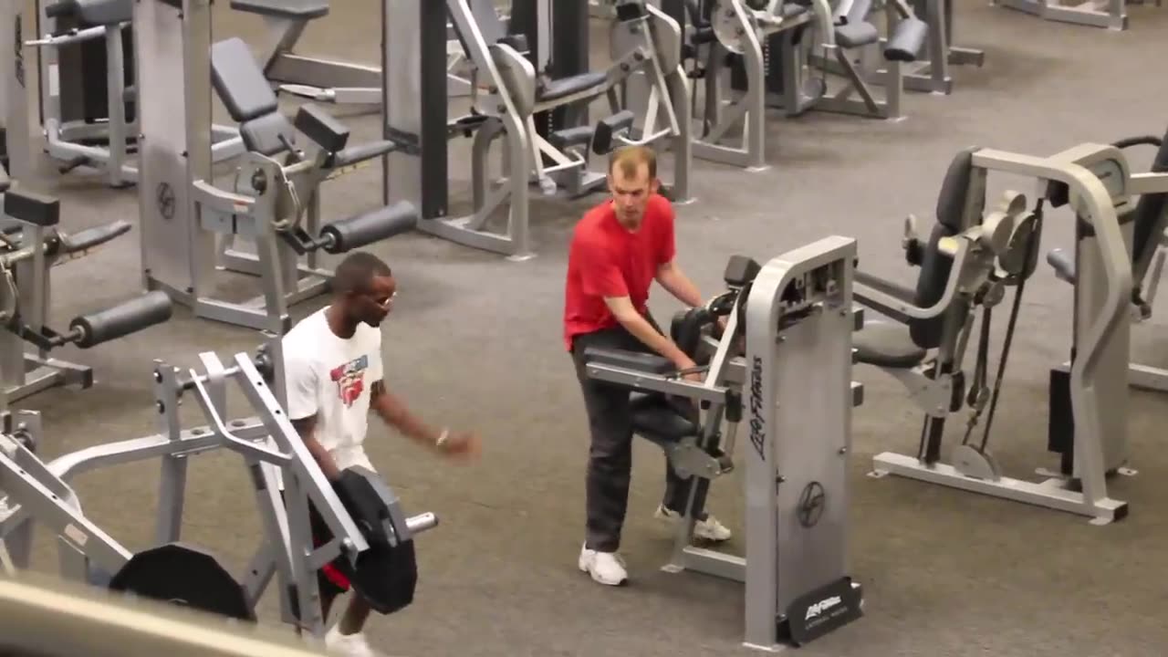 WEIRD WORKOUTS IN THE GYM PRANK!