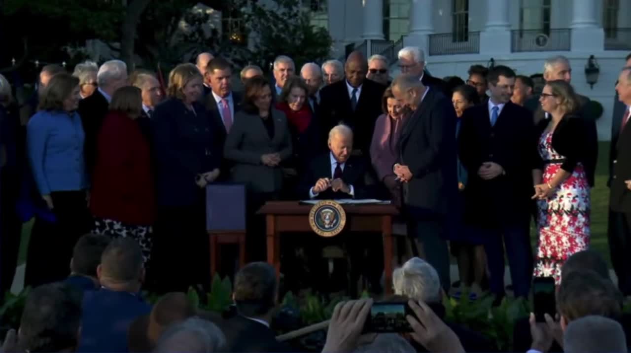 Biden Becomes Confused And LOSES Mask