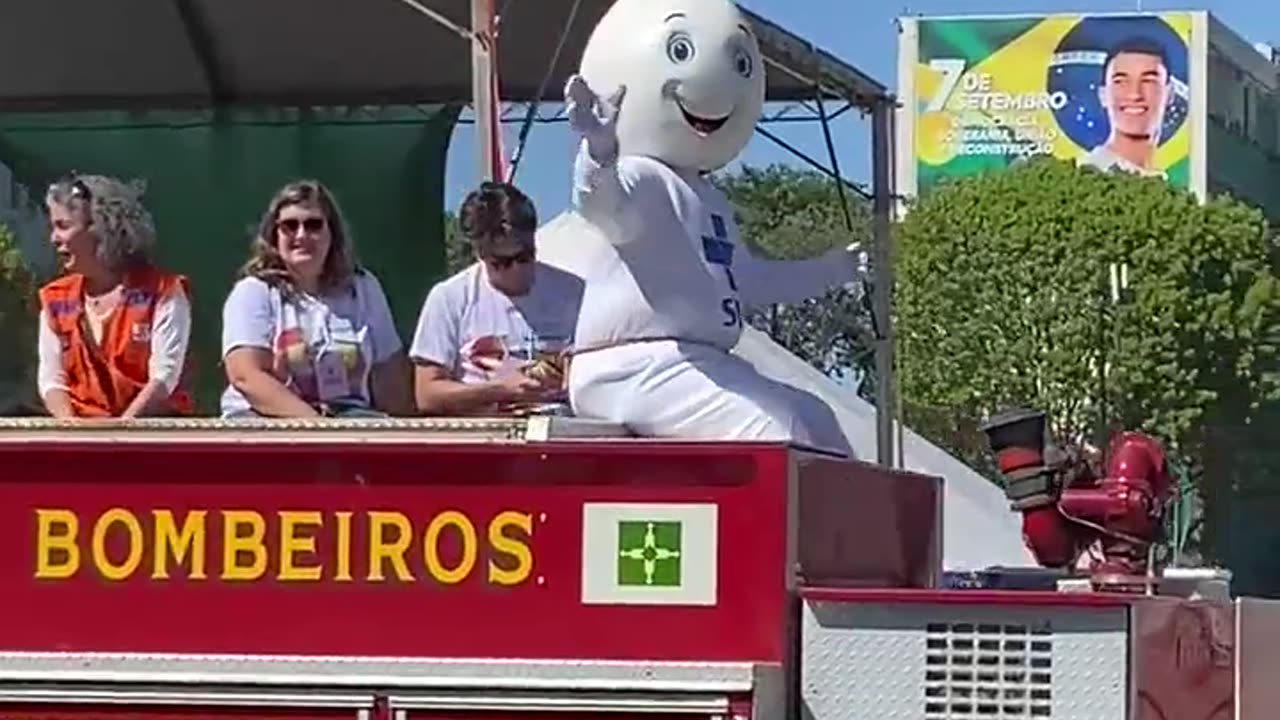 Zé Gotinha rouba a cena no no desfile de 7 de Setembro