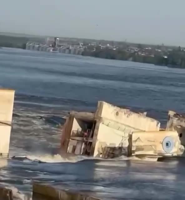 Stav Kachovské přehrady 6.6. UKrajinci je vypouštěna voda z přehrady Dněproges