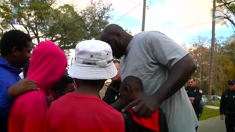 Shaquille O'Neal joins police in pickup game with neighborhood kids