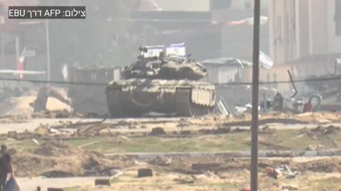 Israeli tank chasing displaced Palestinians in Khan Younis