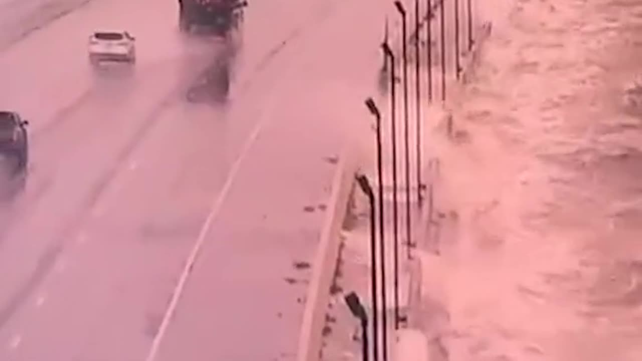 : Hurricane Helene chaos: Huge waves smash Howard Frankland Bridge