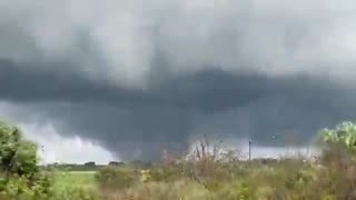 Video showing a massive tornado in the state of Florida