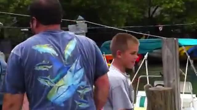 The fish grabs the man by the hand!😱ðŸ˜