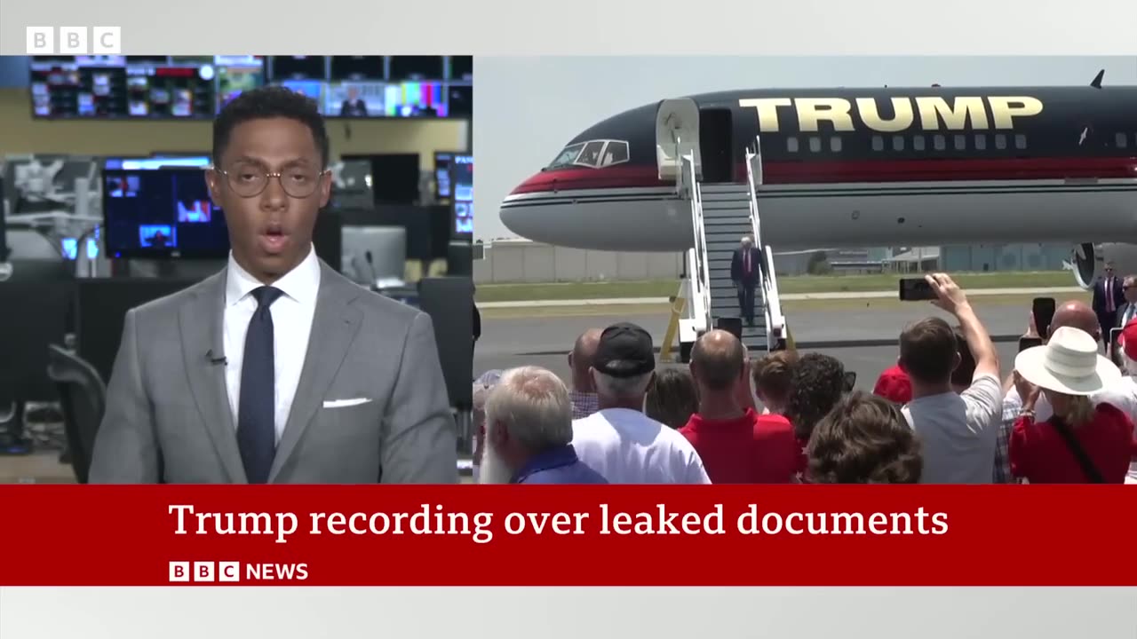 Donald Trump heard on tape discussing 'secret' documents - BBC News