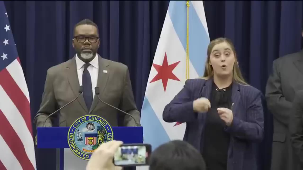 Black Residents DESTROY Woke Chicago Mayor For REFUSING To Work With Trump To Deport Migrants!