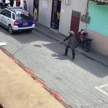 Samurai man vs police in Ecuador 😂