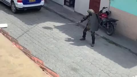 Samurai man vs police in Ecuador 😂