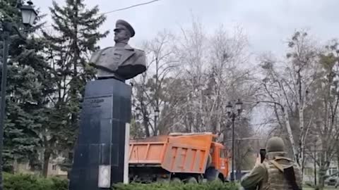 Nacisté v Charkově strhli pomník generála Žukova