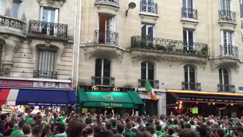 Fans irlandeses en la Euro 2016 cantan serenata a un tipo francés cualquiera en un balcón