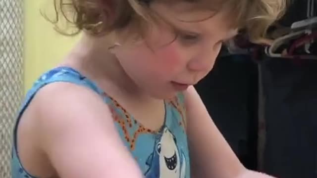 Toddler Uses Spoon to Apply Makeup on her Eyelids