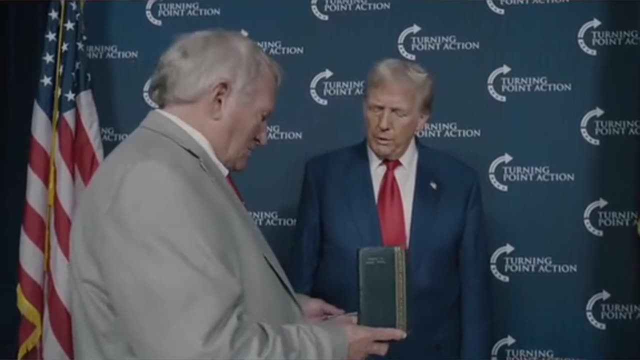 Combat Veteran gives President Trump his Purple Heart 💜