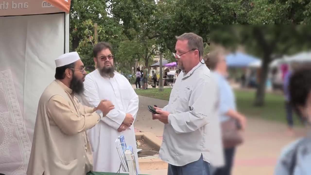 Christian Preacher came to Debate Shaykh Uthman & New Shahadah