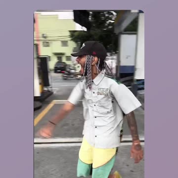 Malokas do crazy dance at the gas station - PRANK