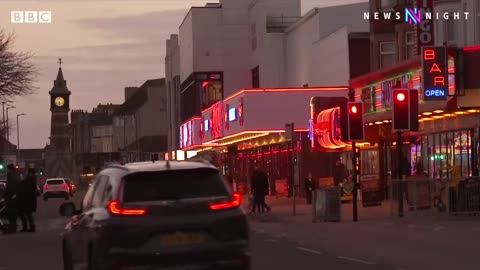 Far-right nationalists protest against housing refugees in Skegness hotels - BBC Newsnight