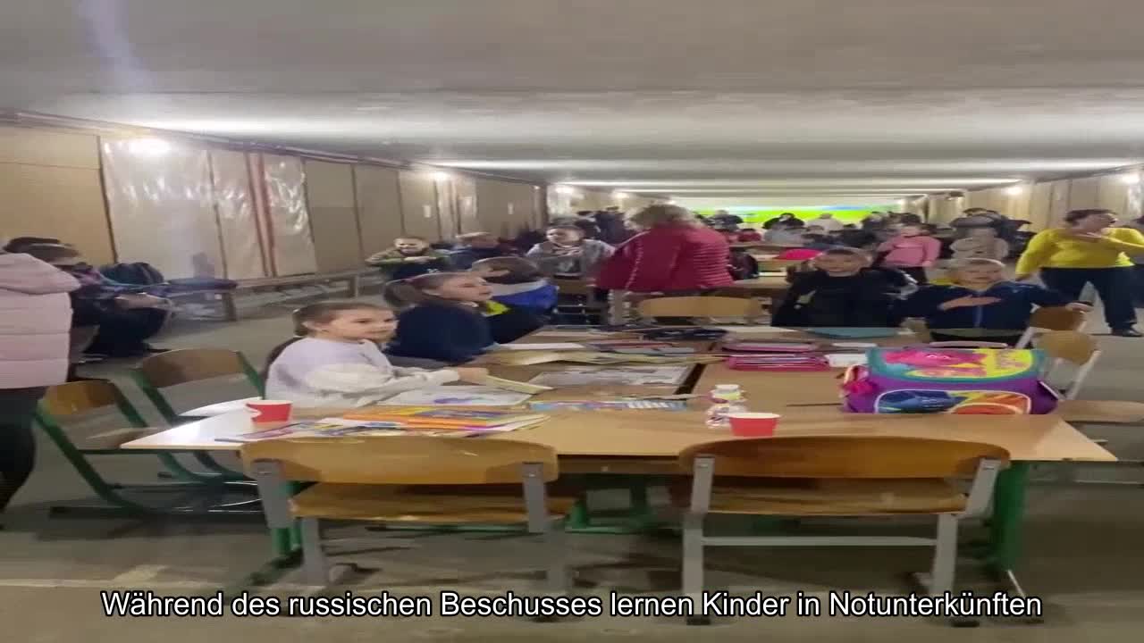 Während des russischen Beschusses lernen Kinder in Notunterkünften und singen unsere Nationalhymne