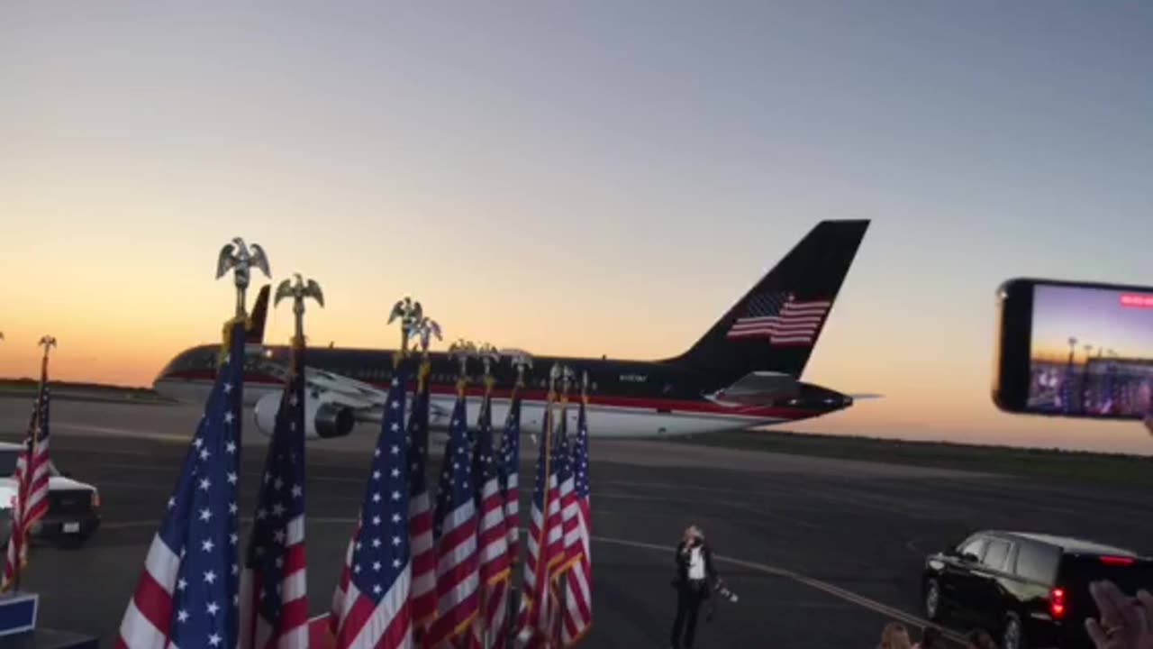 Trump 3-25-23 Waco rally-Trump plane pulling away on tarmac