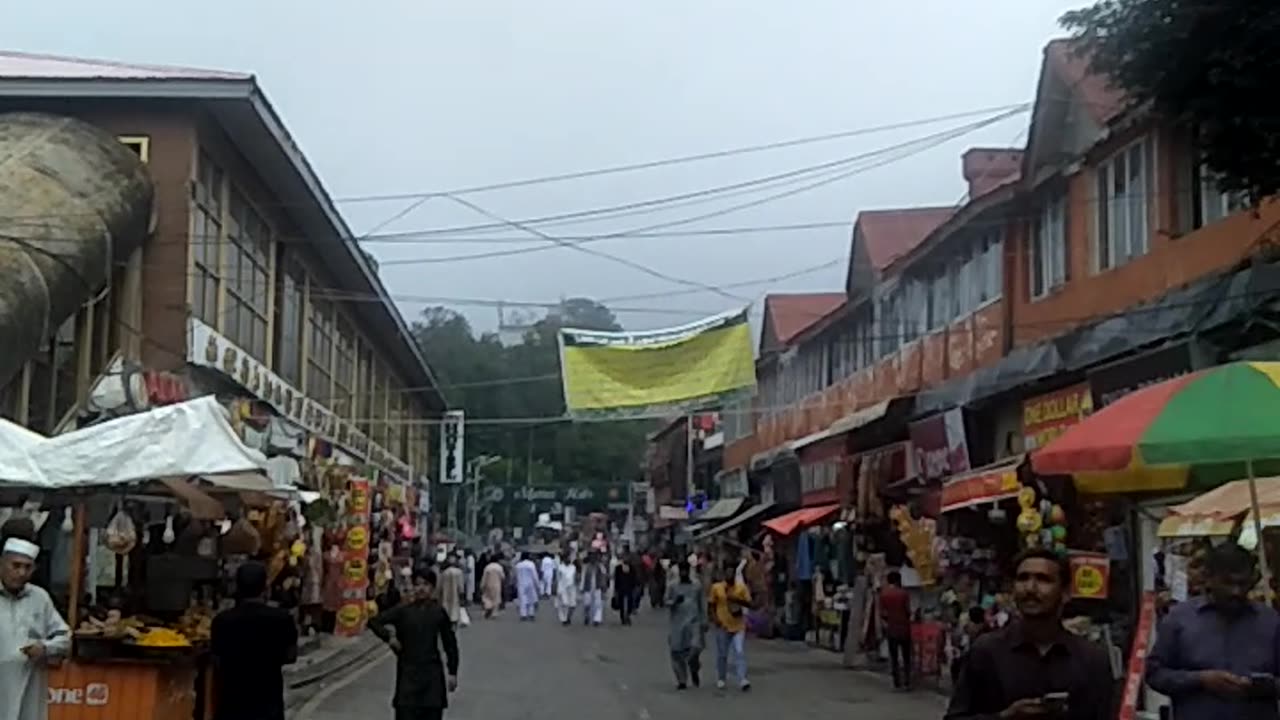 Peoples buzy in shoping in mall road market in murree