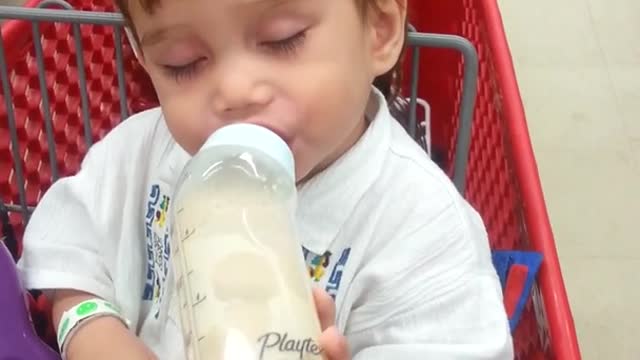 Bebé no puede decidirse entre dormir o tomar la leche