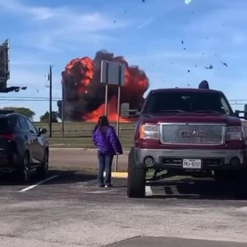 Language ⚠️ B-17 bomber and a smaller plane collide at Dallas airshow