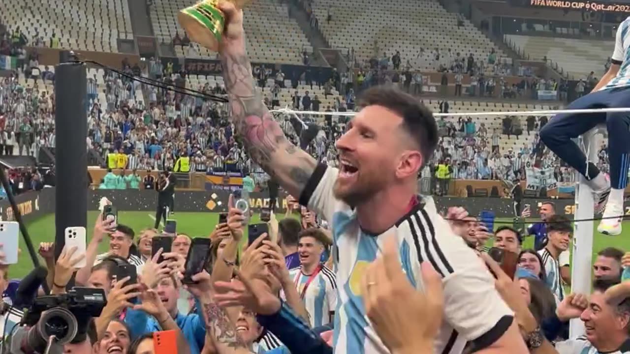 Messi Singing muchachos with worldcup