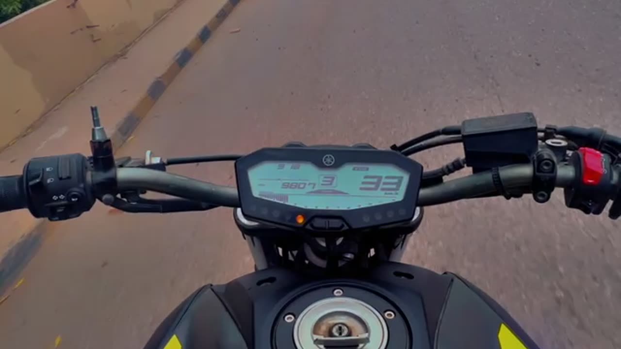 YAMAHA MT07 smooth ride, best motorbike for stunts i guess