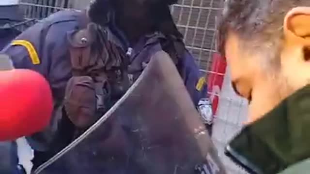 ΑΝΕΜΒΟΛΙΑΣΤΟΣ ΥΓΙΕΙΟΝΟΜΙΚΟΣ ΜΙΛΑΕΙ ΣΕ ΑΣΤΥΝΟΜΙΚΟΥΣ-ΔΕΙΤΕ ΤΟ