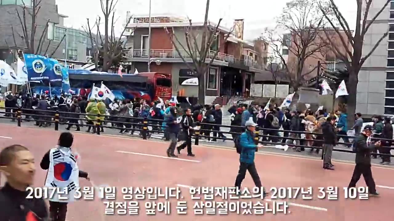 20210301_V3_S01(x108xftQJMQ)4년전 3.1절 영상! 2017년 3월 1일 청와대로의 행진중 그 당시 유명한(_) 태블릿PC로 촬영한 영상!