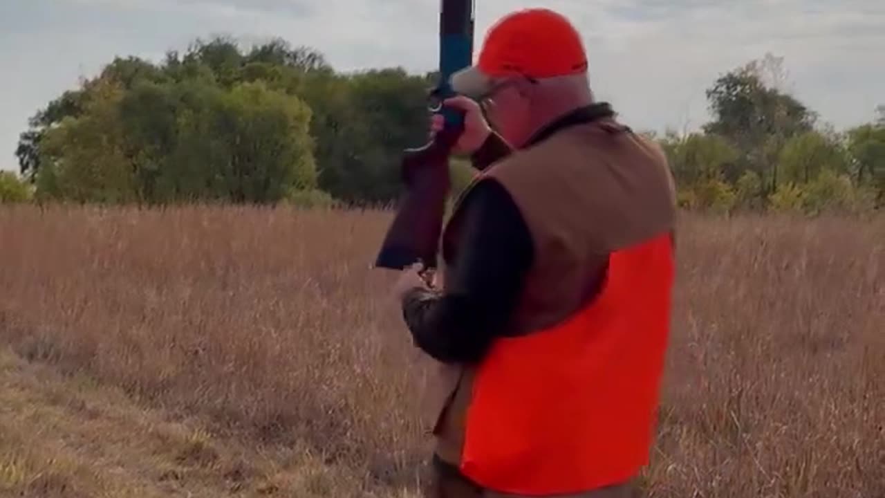 Tim Walz struggles to load his shotgun while “hunting”… this is how it’s done! 🤣