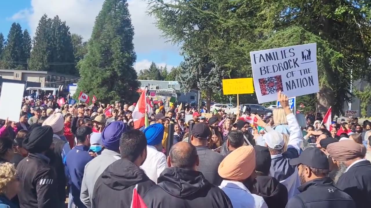 Canadian parents sing O' Canada at the #LeaveOurKidsAlone protest today