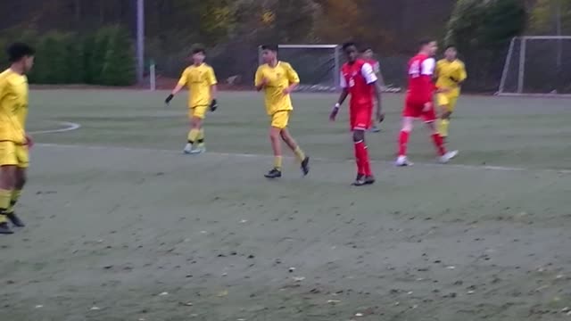 Yaya en de boys van Aachen pakken 1. FC Koln hard aan.