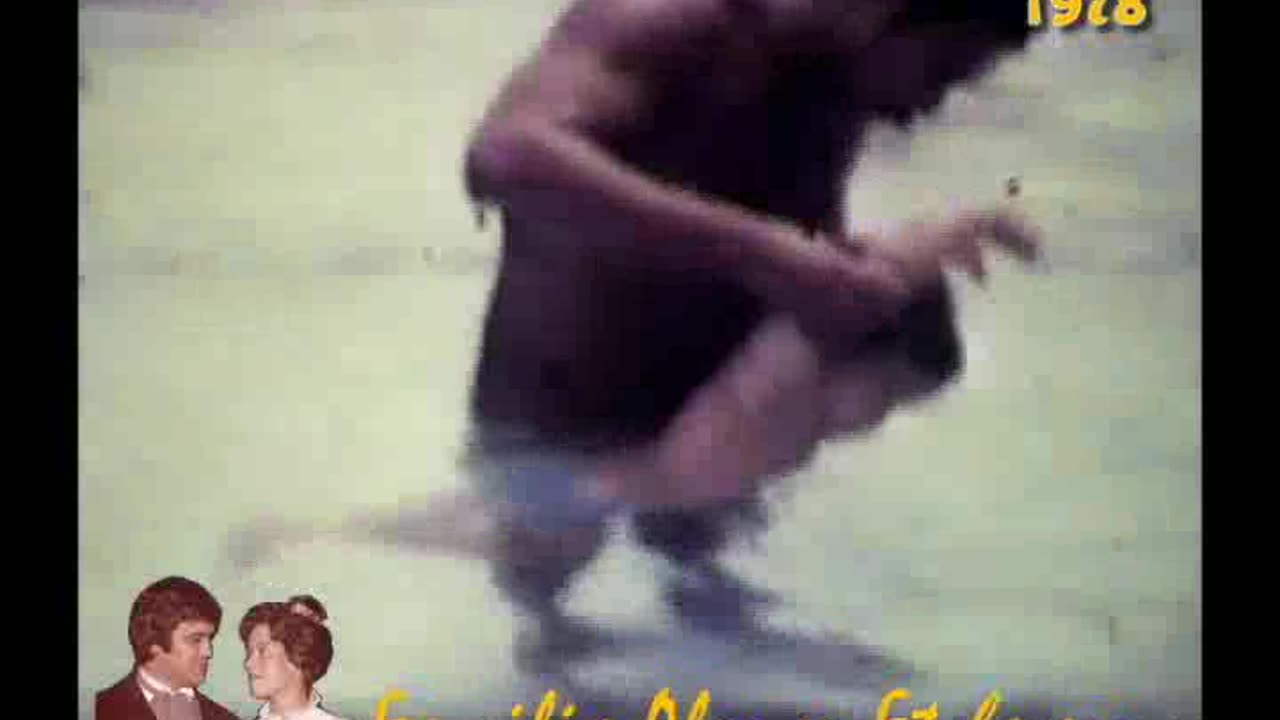 1978 M07 María Carolina aprendiendo a nadar con los amigos de su mamá