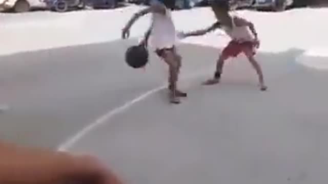 Play bassetball with ball