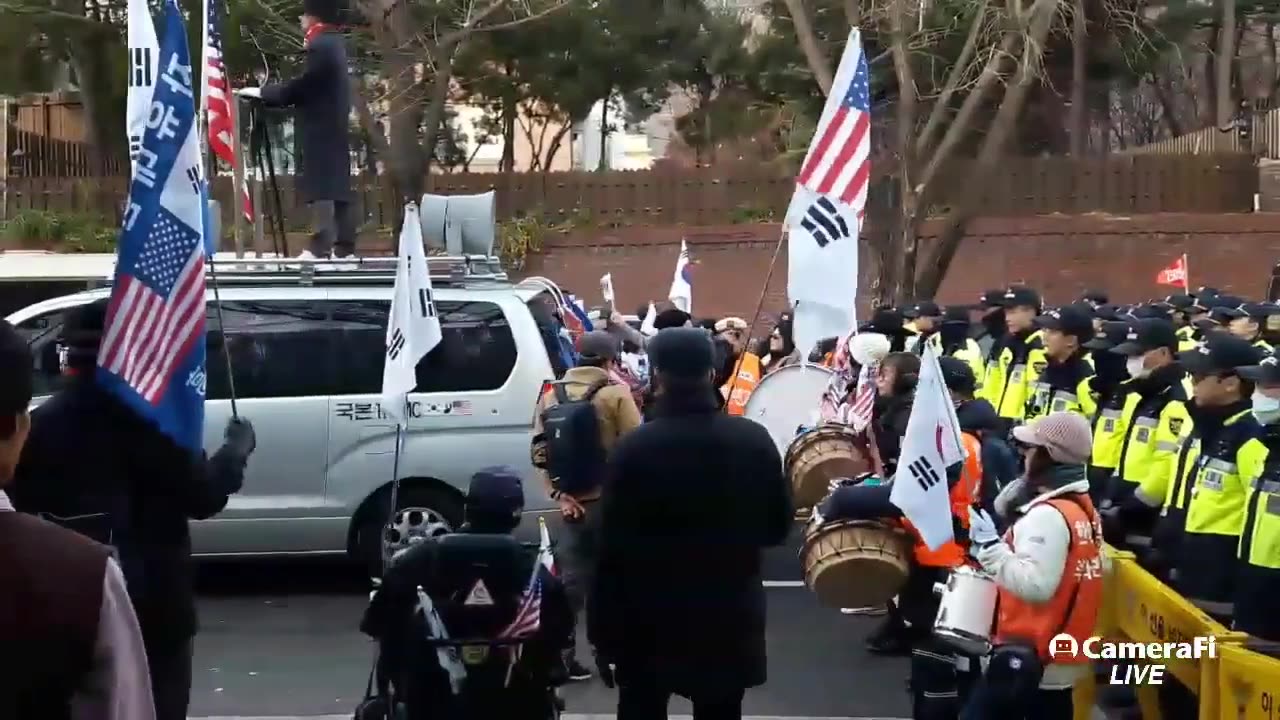 20181203_V3_S03(Y4e_4k2BukA)청와대앞에서 훌라송을 부르다 _ 문재인은 _ 물러가라_