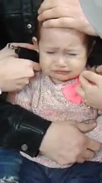 Bebeklerin ilk kez kulak delinme anı acııı verici