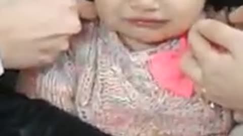 Bebeklerin ilk kez kulak delinme anı acııı verici