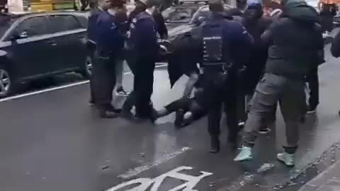 Watch: Armed With Spiked Club, Man Attacks Passers-by in 'Little Africa' of Brussels